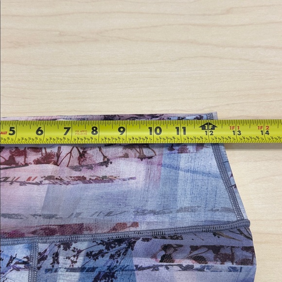 Lululemon cropped tights, leggings, gym, yoga pants size 6, print, perfect! - Picture 6 of 9